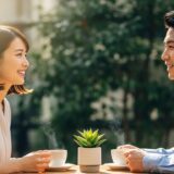 カフェでカップルが向き合う様子　デート中