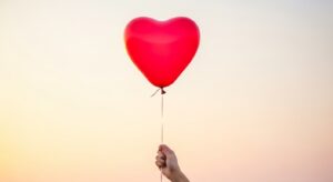 ハートの風船を掴んだ手