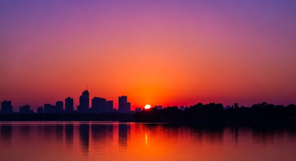夕焼けの空。オレンジからピンク、紫のグラデーション