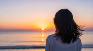 女性が水平線を見ている様子