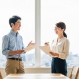 社内で親しげに話す男女