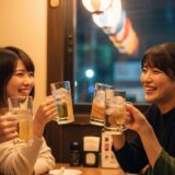 酔うと笑う女性の心理と魅力｜笑い上戸がモテる理由と注意したい場面